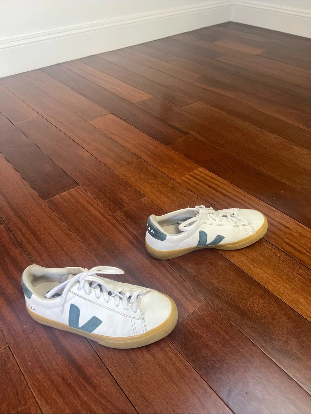 Veja CAMPO LEATHER WHITE CALIFORNIA size 39 / 8